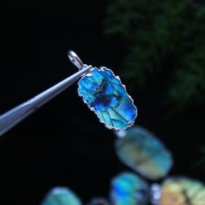 Colgante de Labradorita Plateado en Plata |   Fuego Natural Multicolor de Forma Irregular de 25-30 mm |   Textura Macro Suave 2026 - Product Image 2