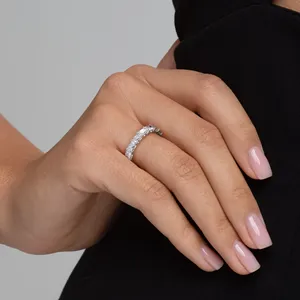 Anillo de Eternidad con Diamantes Cultivados en Laboratorio Lunentia East West Radiant U Prong, Certificado por IGI - Product Image 3