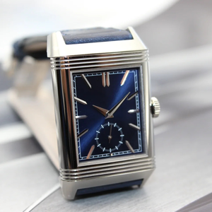 Un reloj mecánico de lujo rectangular para hombre con esfera reversible de doble cara y diseño de zona horaria, combinado con una correa de cuero. - Product Image 4