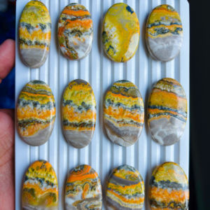 Jaspe Natural Bumble Bee, Gema Suelta Cabujón, Formas Mixtas, Cambio de Color, Grado AAA, Jaspe Amarillo para Fabricación de Joyas - Product Image 1