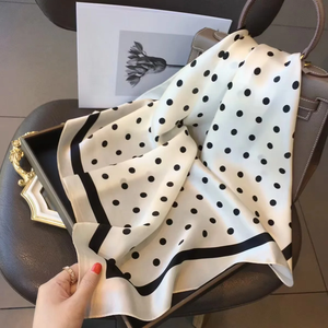 Écharpe en soie imprimée vintage de 70 cm, élégante écharpe de cou pour femme, accessoire de bureau polyvalent et cravate de style rétro - Product Image 4