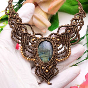 Collier macramé classique fait main en jade avec chaînes marron, collier statement avec perles, bijou ajustable en pierre de guérison - Product Image 4