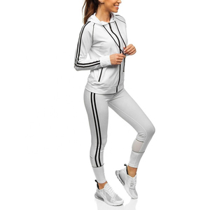 Ensemble de survêtement polaire à capuche deux pièces décontracté et ample avec logo pour femme, idéal pour l'entraînement et le jogging – Collection Hiver – En promotion - Product Image 4