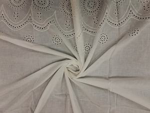 Tissu en coton blanc brodé à œillets, bord festonné, motif floral en dentelle, très demandé pour la confection de robes, kurtis et la décoration intérieure - Product Image 2