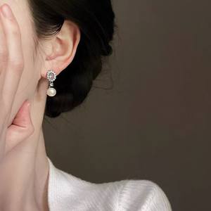 Boucles d'oreilles en perles d'eau douce naturelles de 7-8 mm, argent pur de luxe à la mode avec ornements en pierres précieuses - Product Image 2