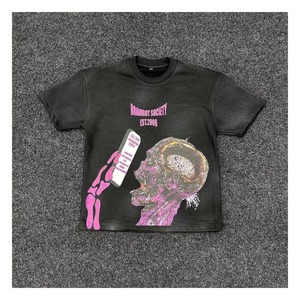 Brainrot Society Camiseta negra de manga corta para hombre con estampado de calavera y teléfono en color rosa, estilo urbano, cuello redondo, corte regular - Product Image 1