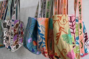 กระเป๋าหิ้วงานปักมือแบบซูซานี คันธา สำหรับใส่ของช้อปปิ้ง - Product Image 3