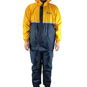Ensemble coupe-vent pour homme fabriqué au Pakistan, deux pièces, pour un style décontracté et urbain. - Product Image 3