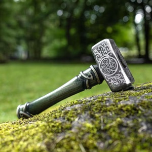 Marteau Viking avec gravure Triskelion, face rectangulaire, poignée texturée, manche en bois, design antidérapant - Product Image 3