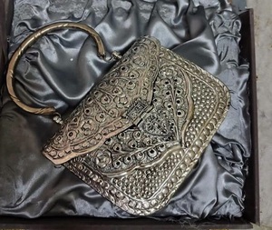 Bolso de Mano Elegante para Aniversario de Bodas, Chapado en Oro, Hecho a Mano, Forma Personalizada, Tallado, Artesanía Tayyab F S - Product Image 3