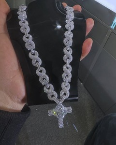 Pendentif croix en moissanite de qualité supérieure pour bijoux de mariée et de mariage, disponible pour une livraison mondiale - Product Image 3