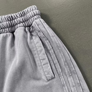 Shorts amples en molleton 100% coton, 400 GSM, effet délavé, coupe décontractée, style streetwear, avec logo brodé. - Product Image 6