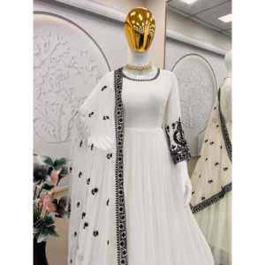 Vestido de Fiesta Hecho a Mano con Diseño de Cintura Imperio y Bordado con Hilo y Lentejuelas - Product Image 2