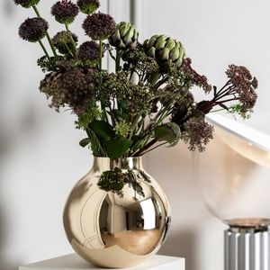 Vase décoratif en métal doré design, support pour arrangement floral contemporain, pour un style de décoration haut de gamme du salon - Product Image 5