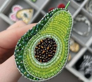 Broche colorée brodée à la main avec perles, accessoire de bijouterie tendance pour vestes, foulards et sacs - Product Image 1