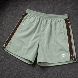 Pantalones Cortos Deportivos Holgados Estilo Y2K Personalizados para Hombre, Color Verde Menta Desgastado, Nailon Arrugado, Estilo Retro Urbano con Ribete Lateral Marrón y Logotipo Bordado - Product Image 1