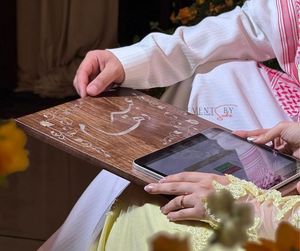 แผ่นรองไอแพดไม้กระถินเทศธรรมชาติที่เป็นมิตรกับสิ่งแวดล้อม ดีไซน์ทันสมัยไม่ซ้ำใคร ใช้ได้ทั้งที่ออฟฟิศและที่บ้าน โดย z f craft impex - Product Image 1