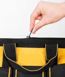 Sac à outils jaune et noir avec plusieurs poches et fermeture à glissière pour le rangement de l'équipement - Product Image 2