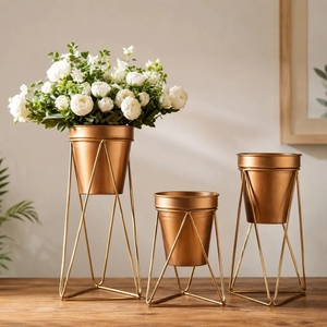 Ensemble élégant de 3 supports de plantes au sol et de table en cuivre métallique doré avec base en fil métallique géométrique pour plantes d'intérieur - Product Image 1