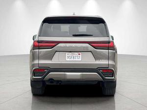 Usado 2024 L X 600 Lujo Tracción Total Izquierda Automático Ruedas de Aleación Oscuras R18 Tercera Fila Asientos de Cuero Arranque Remoto Bluetooth 360 Trasero - Product Image 3