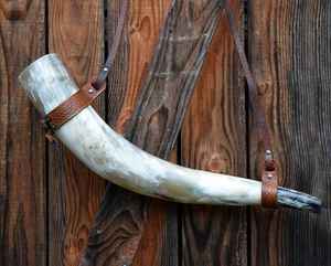 Cuerno de vikingo pulido, correa de hombro de cuero en relieve marrón, cuerno de búfalo duradero para decoración del hogar, producto artesanal Natural - Product Image 1