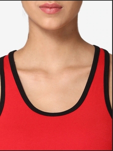 Sujetador deportivo rojo para mujer con espalda cruzada, cuello redondo, ribete en contraste, soporte medio, transpirable, sin costuras, top de fitness y ropa deportiva. - Product Image 3