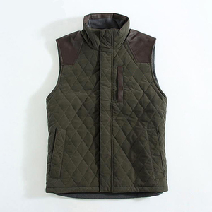 เสื้อกั๊กผู้ชายสีเขียวมะกอกแบบเย็บลายพร้อมแผ่นหนัง PU ที่ไหล่ บุขนแกะสำหรับฤดูหนาว เหมาะสำหรับการล่าสัตว์และการยิงปืน - Product Image 1