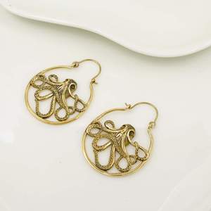 Boucles d'oreilles créoles unisexe tendance en alliage plaqué or antique, motif pieuvre vintage, bijoux fantaisie, cadeau - Product Image 4