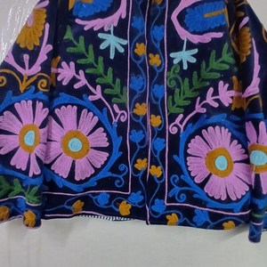เสื้อแจ็คเก็ตผ้าฝ้ายสไตล์โบโฮซูซานีสำหรับผู้หญิง ตกแต่งด้วยลายปักดอกไม้และเถาวัลย์หลากสีสัน สีน้ำเงินกรมท่า งานแฮนด์เมด เหมาะสำหรับสวมใส่ลำลองอย่างลงตัว - Product Image 6