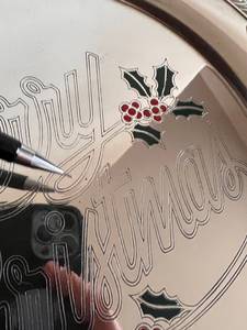 Plato Decorativo Navideño Redondo Vintage con Diseño de Acebo y Texto de Feliz Navidad, Platos Metálicos Pintados a Mano para Fiestas - Product Image 6