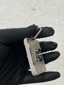 จี้โลโก้ NB แบบ Iced Out ประดับเพชร VVS ทรงบาแกตต์ ดีไซน์สี่เหลี่ยมจัตุรัส เงินแท้ 925 เครื่องประดับฮิปฮอปสำหรับผู้ชาย - Product Image 3