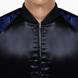 เสื้อแจ็คเก็ตบอมเบอร์ผ้าซาตินแบบมีซับในระบายอากาศได้ดีสำหรับสุภาพบุรุษ สีดำเงา แขนเสื้อสีน้ำเงิน ซิปหน้า กันลม - Product Image 5
