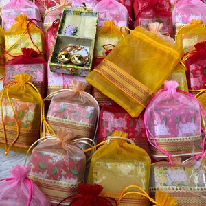 Célébrez les occasions spéciales avec un magnifique coffret de bijoux en tissu artisanal et des sacs à cordon en organza aux couleurs éclatantes. - Product Image 2