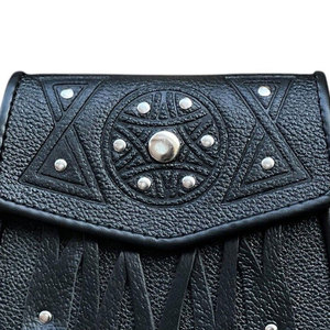 Sporran écossais unique en cuir végétalien noir pour homme, avec 5 pompons en cuir et sangle à chaîne – Fournitures d'usine - Product Image 4