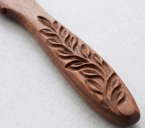 Ensemble de couverts en bois de noyer artisanal avec manche à motif feuille, cuillère, fourchette, couteau, design minimaliste, pour cadeau ou usage hôtelier - Product Image 2