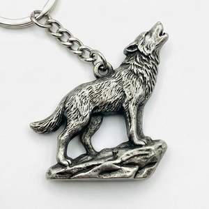 Porte-clés personnalisé en alliage de zinc 3D, motif loup antique, avec impression UV et technique d'émail souple, plaqué or, vente en gros - Product Image 1