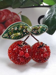 Broche de luxe faite à la main avec perles pour foulards, chapeaux et sacs, broche de créateur brodée avec des perles scintillantes, inspiration nature élégante - Product Image 3