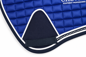 Tapis de selle matelassé bleu premium avec garniture décorative en cristal, logo Che Vaux, sangle de selle pour la compétition - Product Image 3