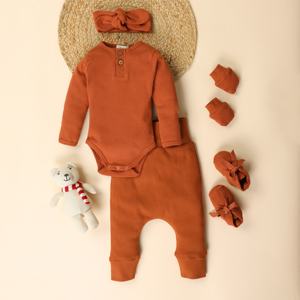 Conjuntos de ropa de bebé de elastano de bambú orgánico de calidad superior, paquete de 5 con diadema de jengibre - Product Image 1