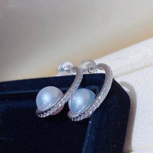 ต่างหูทรงกลมประดับลูกปัดทองธรรมชาติ 925 คุณภาพสูง ขนาด 11-12 มม.  ไม่มีตำหนิ  ใช้งานได้หลากหลาย เหมาะสำหรับใส่ไปทำงาน  ประเภทไข่มุก - Product Image 1