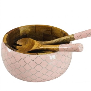 Ensemble de saladiers en bois de manguier faits à la main avec couverts à motif Mughal plaqués or et finition émaillée, pour une présentation de luxe. - Product Image 5