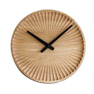 Horloge murale en bois sculpté, design moderne minimaliste, ronde, gravée, décorative, artistique, décoration intérieure, horloge artisanale - Product Image 1