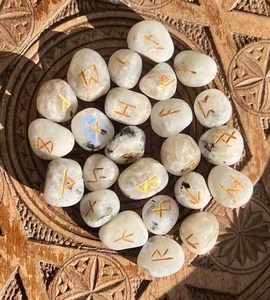 Ensemble de runes en pierre de lune arc-en-ciel |   25 pierres runiques Elder Futhark |   Kit de divination gravé avec pochette en velours - Product Image 5