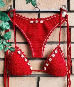 Ensemble de bikini au crochet rouge vif avec coquillages - Product Image 1