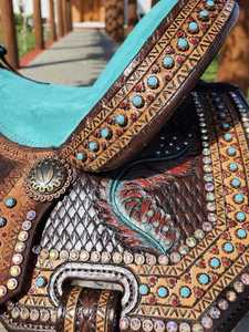 Silla de montar de cuero estilo Western con diseño de cruz turquesa y conchos, con cabezada, riendas y pechera - Product Image 2
