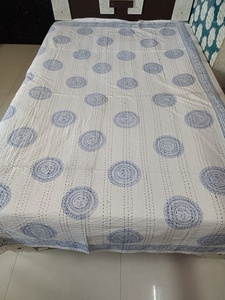 Cubrecama Acolchado Estampado Floral con Aves, Estilo Bohemio, Moderno, para Todas las Estaciones, Hecho a Mano en Rajastán, Relleno de Algodón, para Uso Doméstico - Product Image 1