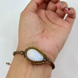 กำไลข้อมือหินมูนสโตนทำมือพร้อมขอบประดับลูกปัด หินธรรมชาติ ปรับขนาดได้ สไตล์โบโฮ ขายส่ง - Product Image 2