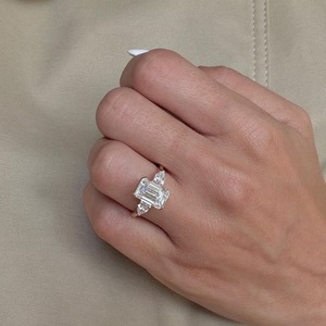 Anillo de Compromiso con Diamante Cultivado en Laboratorio de Corte Marquesa de 3.5 Quilates, Tres Piedras, Certificado IGI, Chapado en Oro Amarillo de 14k - Product Image 1