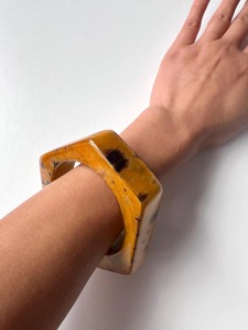 Brazalete de madera orgánica de color natural, tamaño y diseño personalizados, brazalete cómodo. - Product Image 1