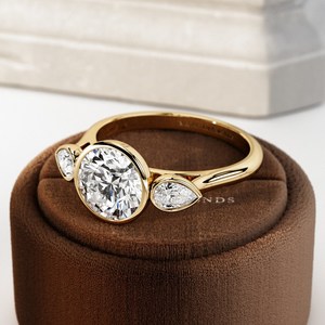 Bague de fiançailles tendance en or 14 carats avec diamant de laboratoire de luxe 2 carats E VVS2, trois pierres en forme de poire et pierres latérales montées en clos, certifiée IGI - Product Image 3